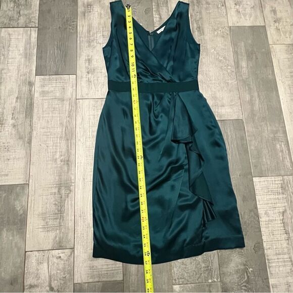 Banana Republic Silk Jewel GREEN V Neck Sleeveless Wrap Front Ruffle Dress 2 P - Picture 8 of 16
